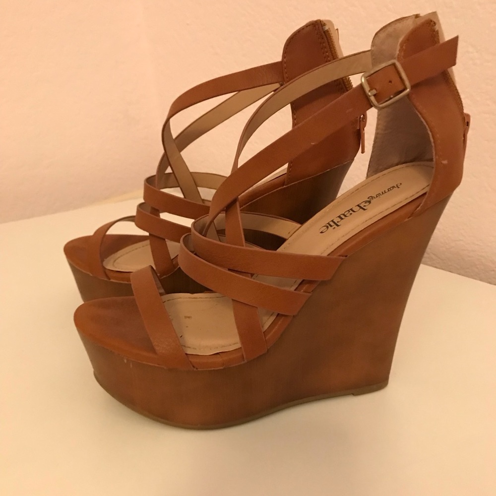 Brown/wooden wedges